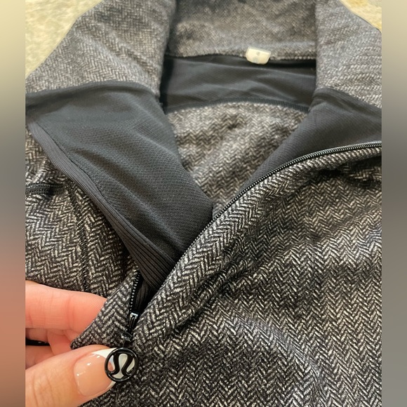 LILULEMON Women’s 1/2 pullover jacket. Gray. Size 4 - Picture 3 of 12